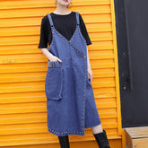 Elegante vestido midi de algodón azul vaquero. Vestido largo holgado de algodón. Vestidos sin mangas hasta la rodilla con finos remaches decorados.